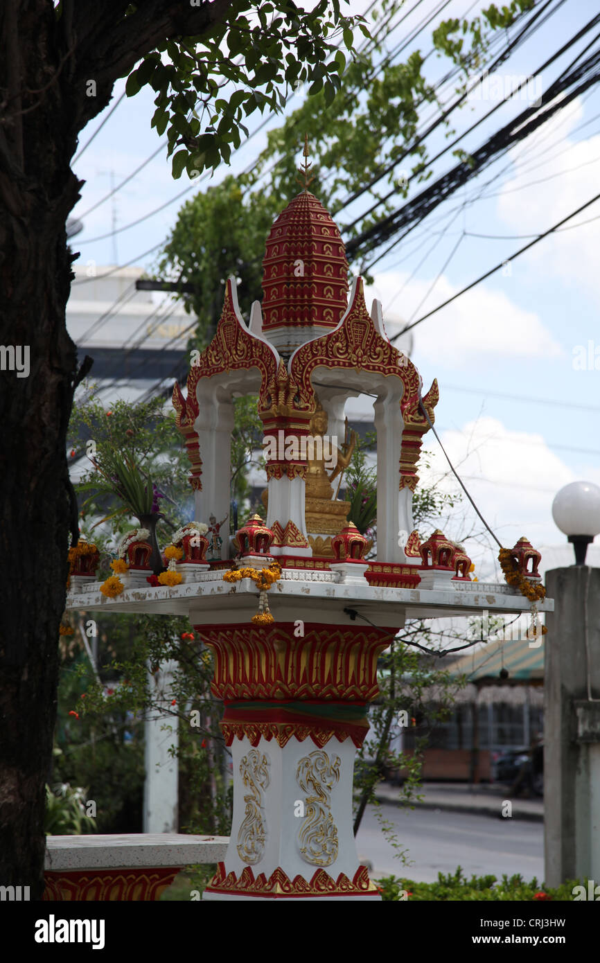 Es ist ein Foto von einem kleinen typischen Tempel Personen in Thailand in der Nähe von ihrem Haus oder Büro Gebäude hat. Dieser ist in der Nähe von Bangkok Stockfoto