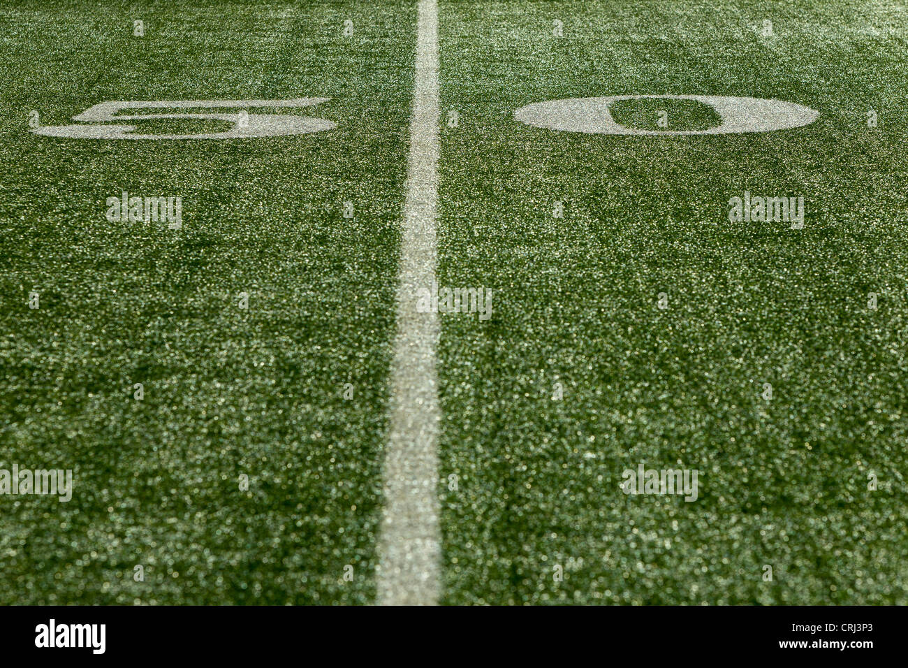 50-Yard-Linie Marker im American Football-Stadion. Stockfoto