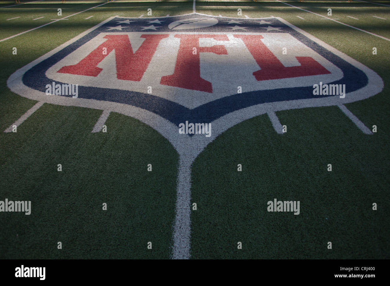 NFL-Logo auf dem Feld im American Football-Stadion. Stockfoto