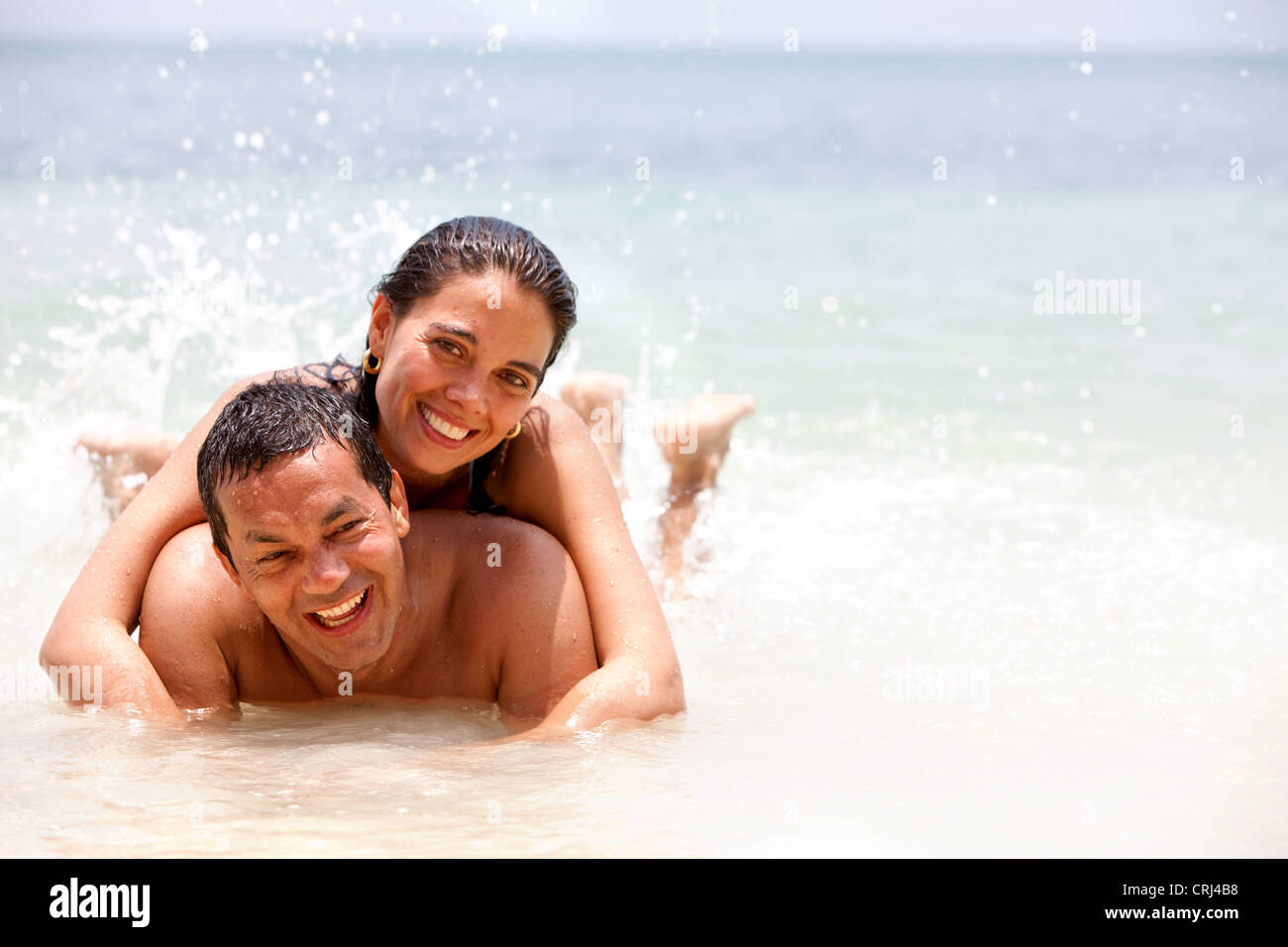 Liebespaar im Wasser, genießen ihren Urlaub am Strand Stockfoto