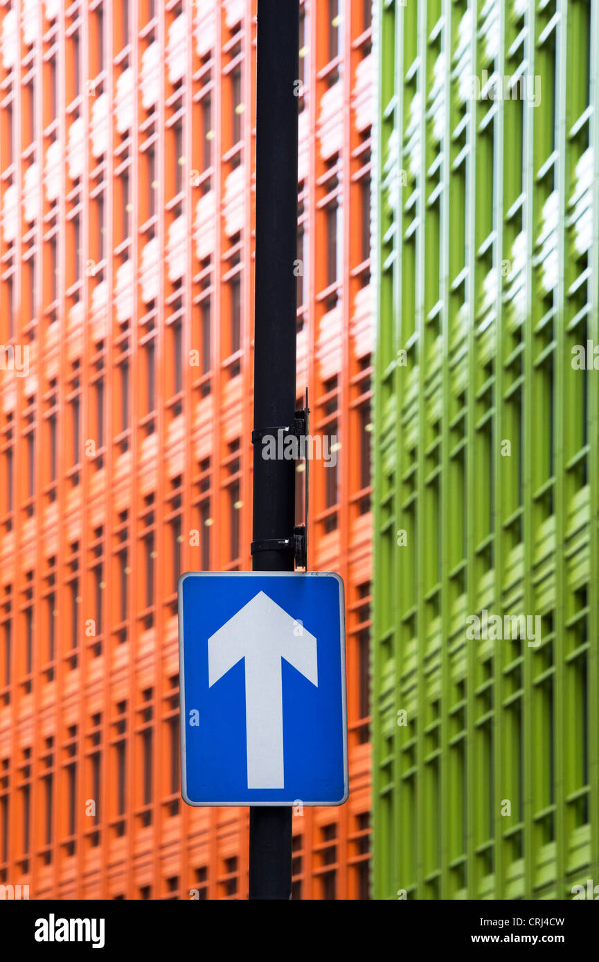 Einbahnstraße Zeichen vor Central Saint Giles Mischnutzung Gebäude-Architektur. London, England Stockfoto