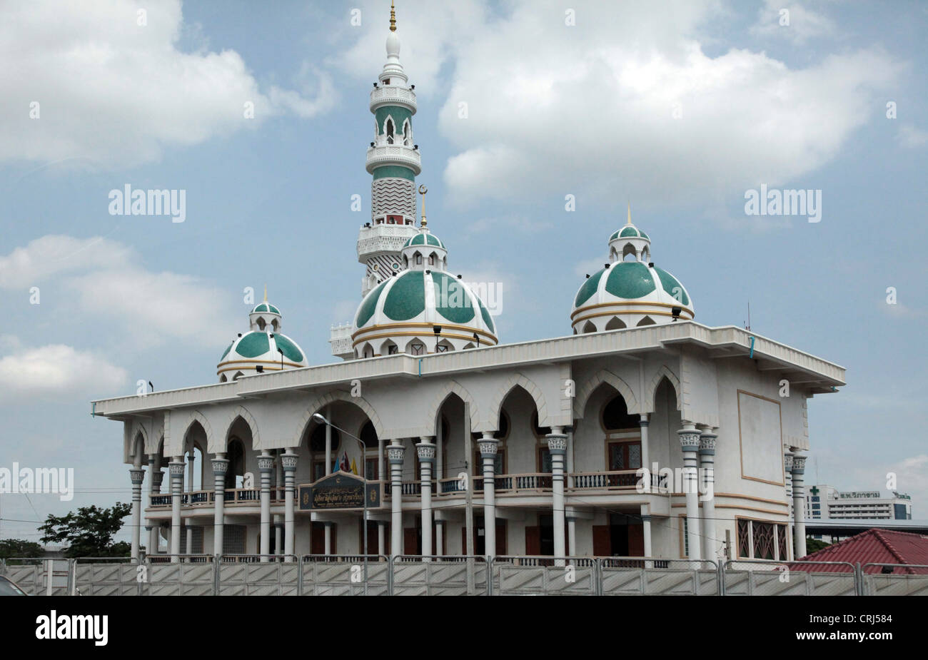 Es ist ein Foto von einem Thai-Stil Moschee in einem Vorort von Bangkok in Thailand. Es habe Säulen und Kuppeln in grünen und weißen Farbe Stockfoto