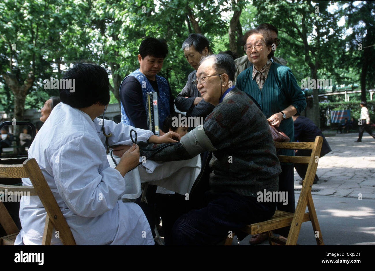 Rentner in der Messung des Blutdrucks im Fuxing Park in Shanghai Stockfoto