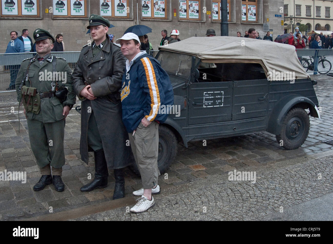 Deutsche Truppen Re-enactment, Volkswagen Kübelwagen, dargestellt nach der Durchführung von 1944 Warschauer Aufstand Reenactment in Breslau, Polen Stockfoto