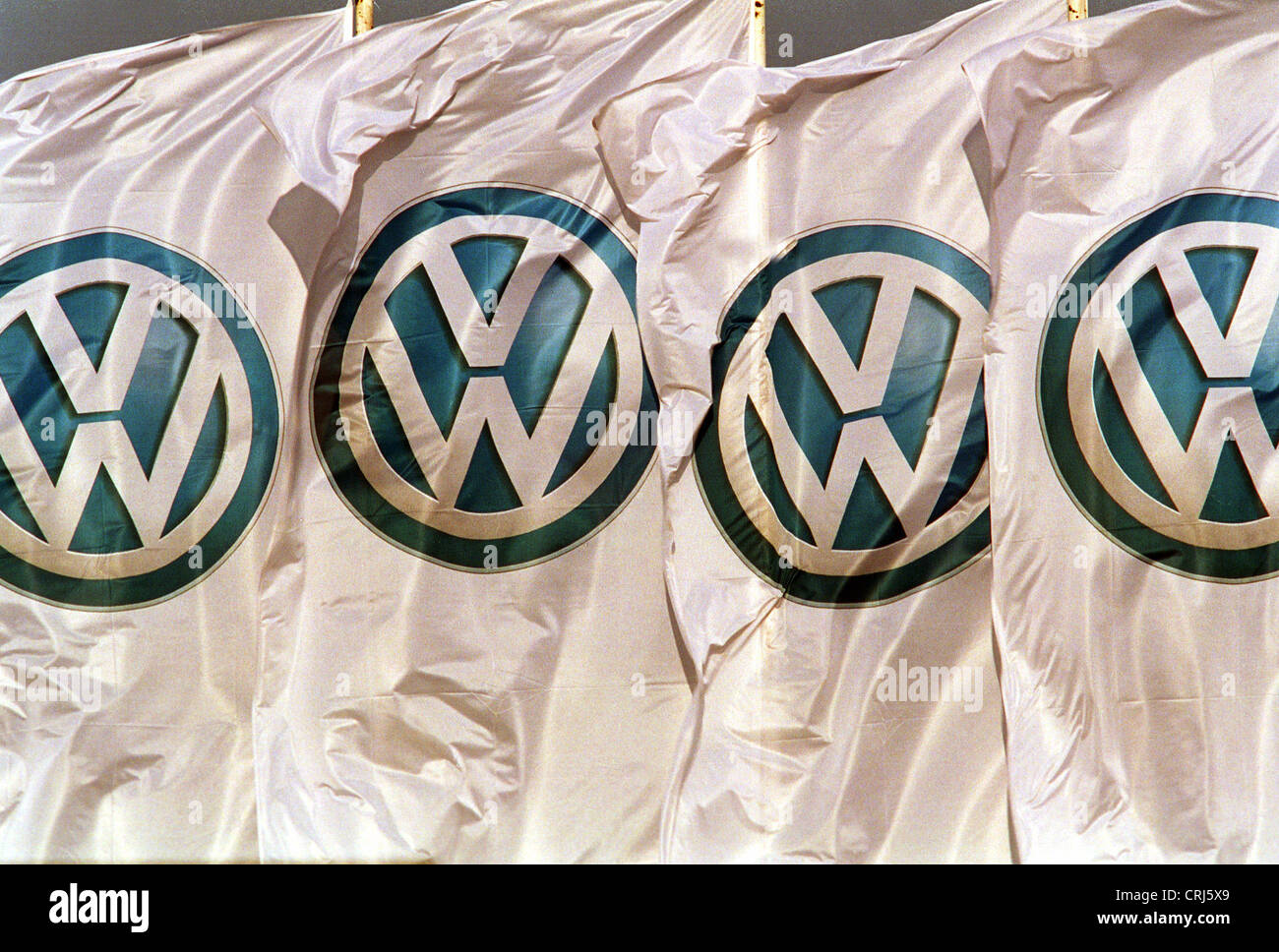 Fahnen mit dem Volkswagen-Logo im wind Stockfoto