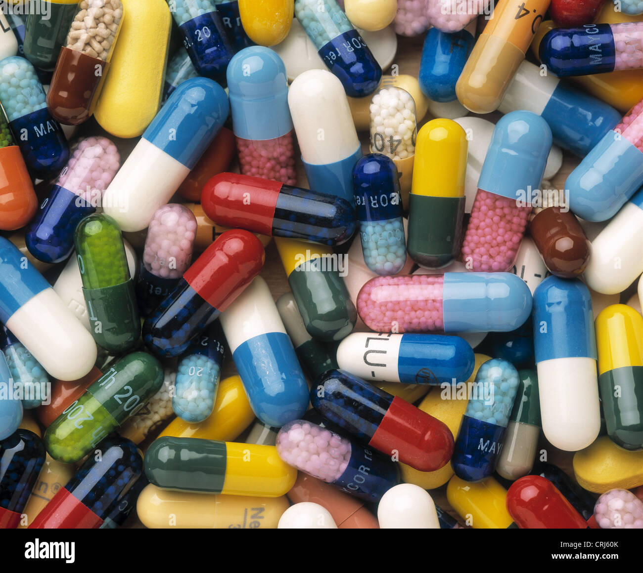 Tabletten und Kapseln in einer Vielzahl von Formen und Farben Stockfoto