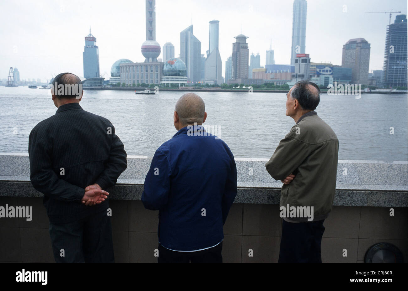 Alte Männer schauen Sie sich die Skyline von Pudong in Shanghai Stockfoto