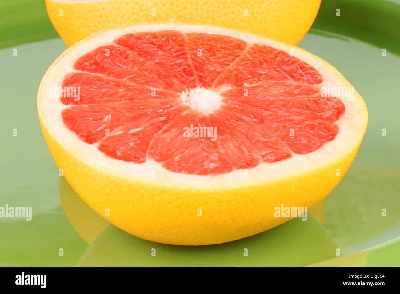 Nahaufnahme einer Hälfte geschnitten Ruby grapefruit Stockfoto