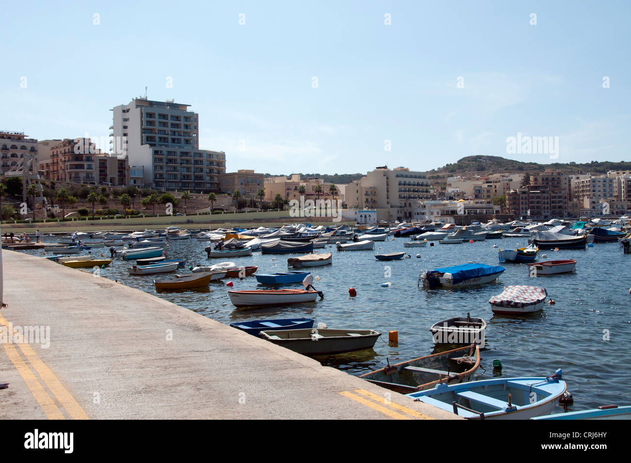 Menschen und Boote im Hafen von Bugibba in Malta Stockfoto