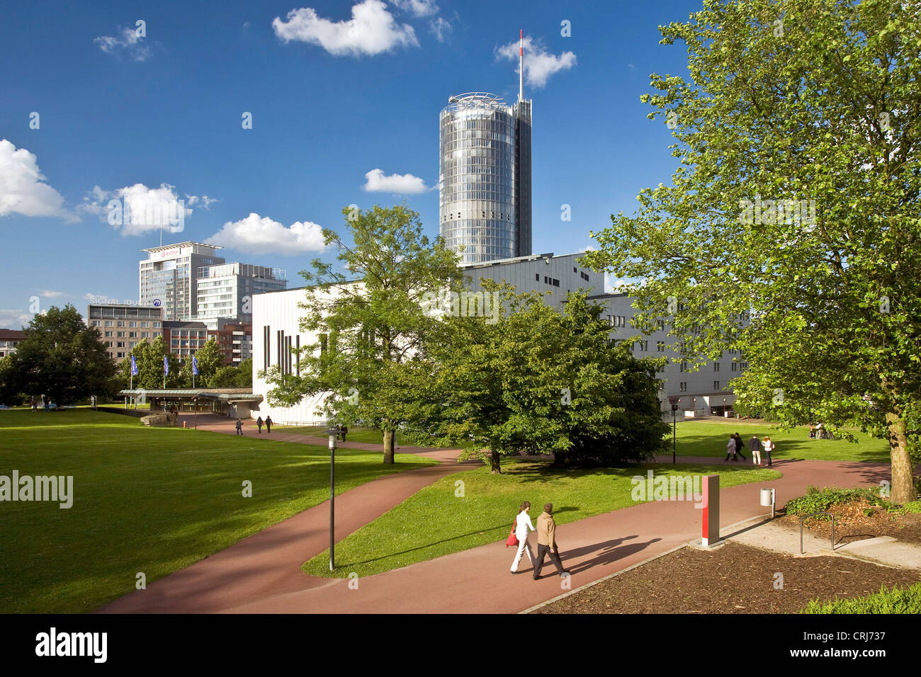 Stadtpark mit Aalto-Theater und RWE-Turm, Deutschland, Nordrhein-Westfalen, Ruhrgebiet, Essen Stockfoto