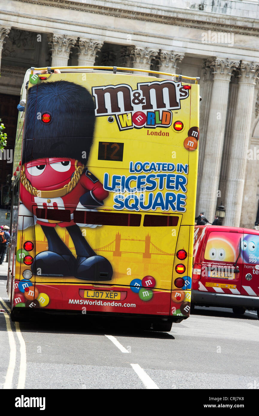 M & Ms Leicester Square Anzeige auf der Rückseite eines Busses außerhalb St Pauls Cathedral. London, England Stockfoto