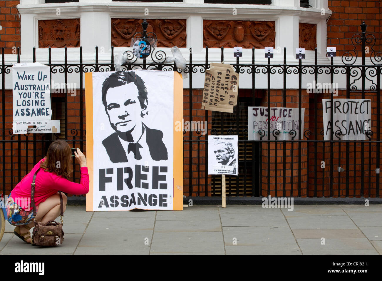 UK-Banner vor dem Policed Eingang an der Ecuador Botschaft in London, als das Asyl bieten von Wikileaks-Gründer Julian Assange. Stockfoto