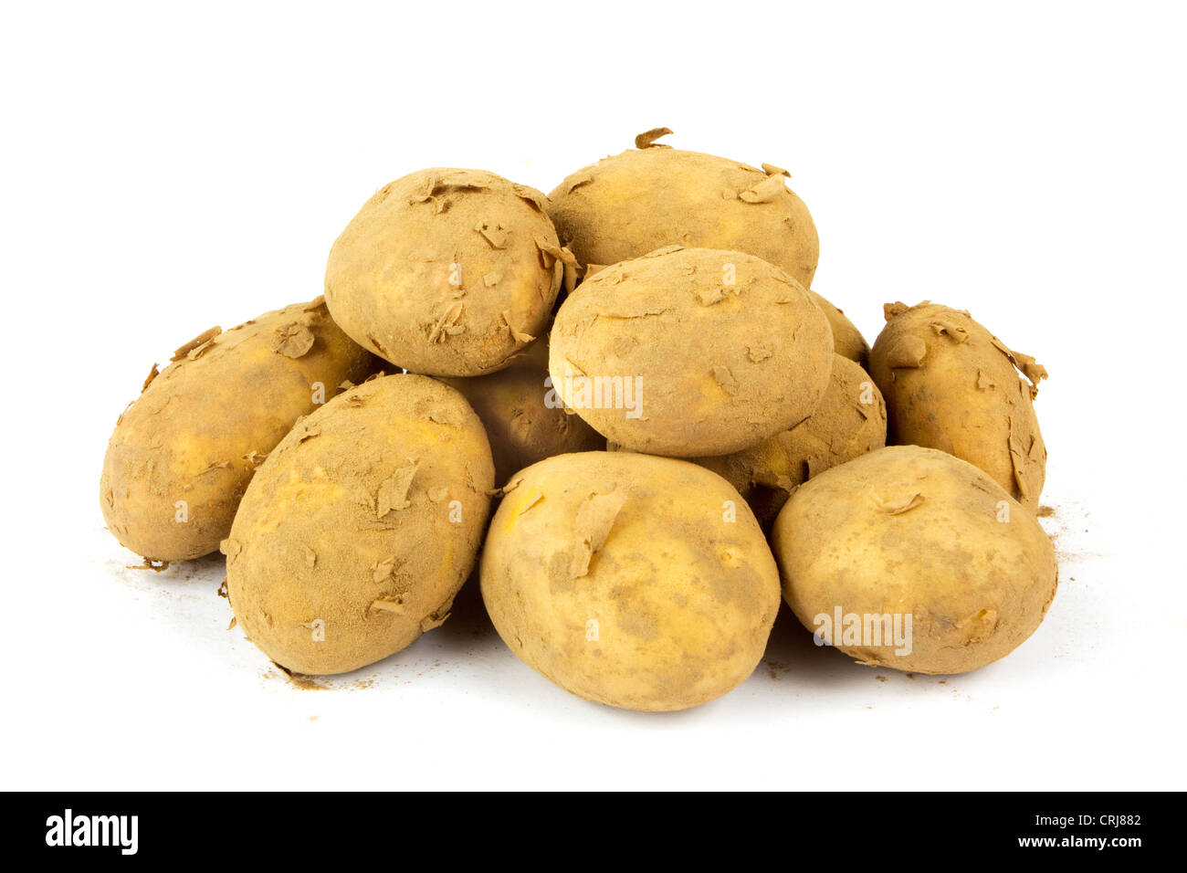 Ein Haufen von schmutzigen Bio Frühkartoffeln auf weiß Stockfoto