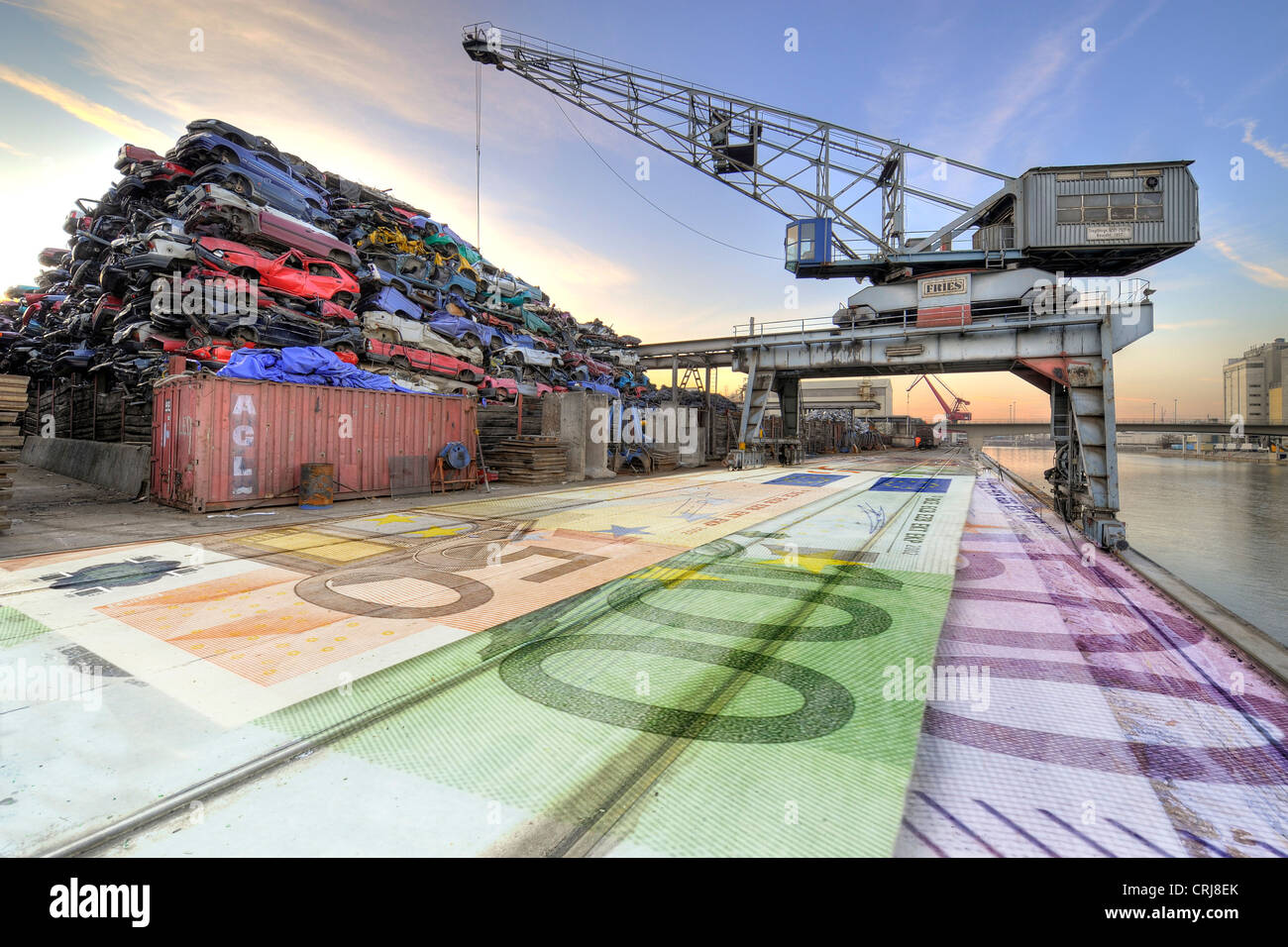 Autoschrott in einem Innenhafen Stockfoto