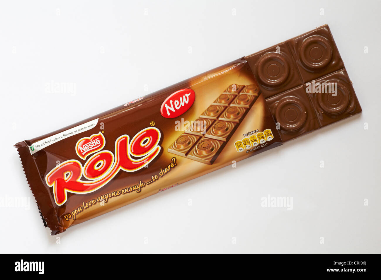Paket von neuen Nestle Rolo Schokolade Bar geöffnet anzuzeigenden Inhalt isoliert auf weißem Hintergrund Stockfoto