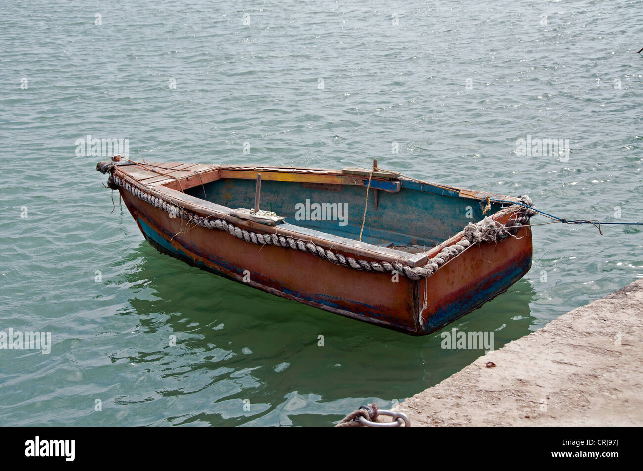 Holzboot auf dem Meer Stockfoto