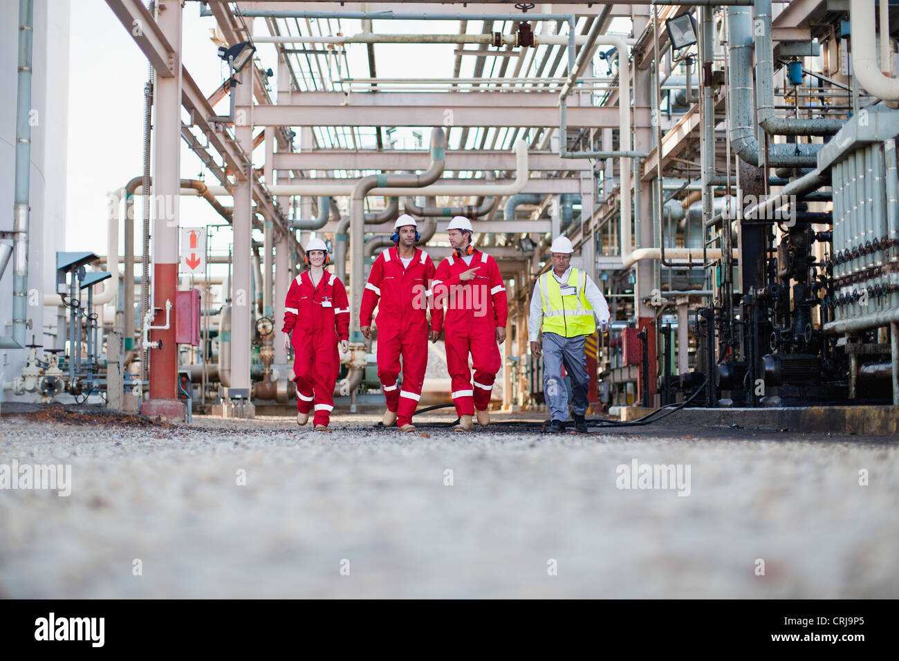 Arbeitnehmer, die zu Fuß in der Chemiefabrik Stockfoto