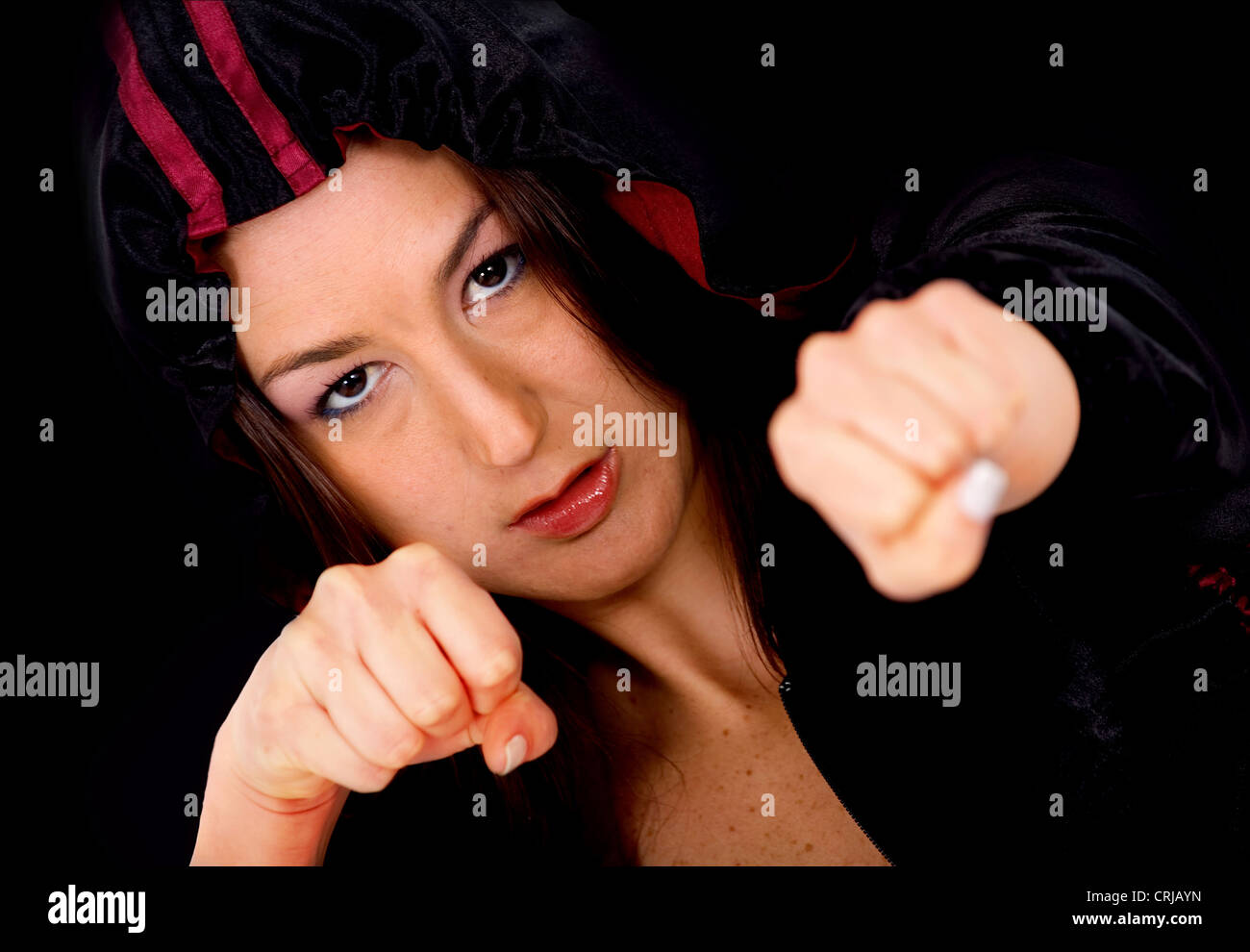 junge Frau in Boxen position Stockfoto