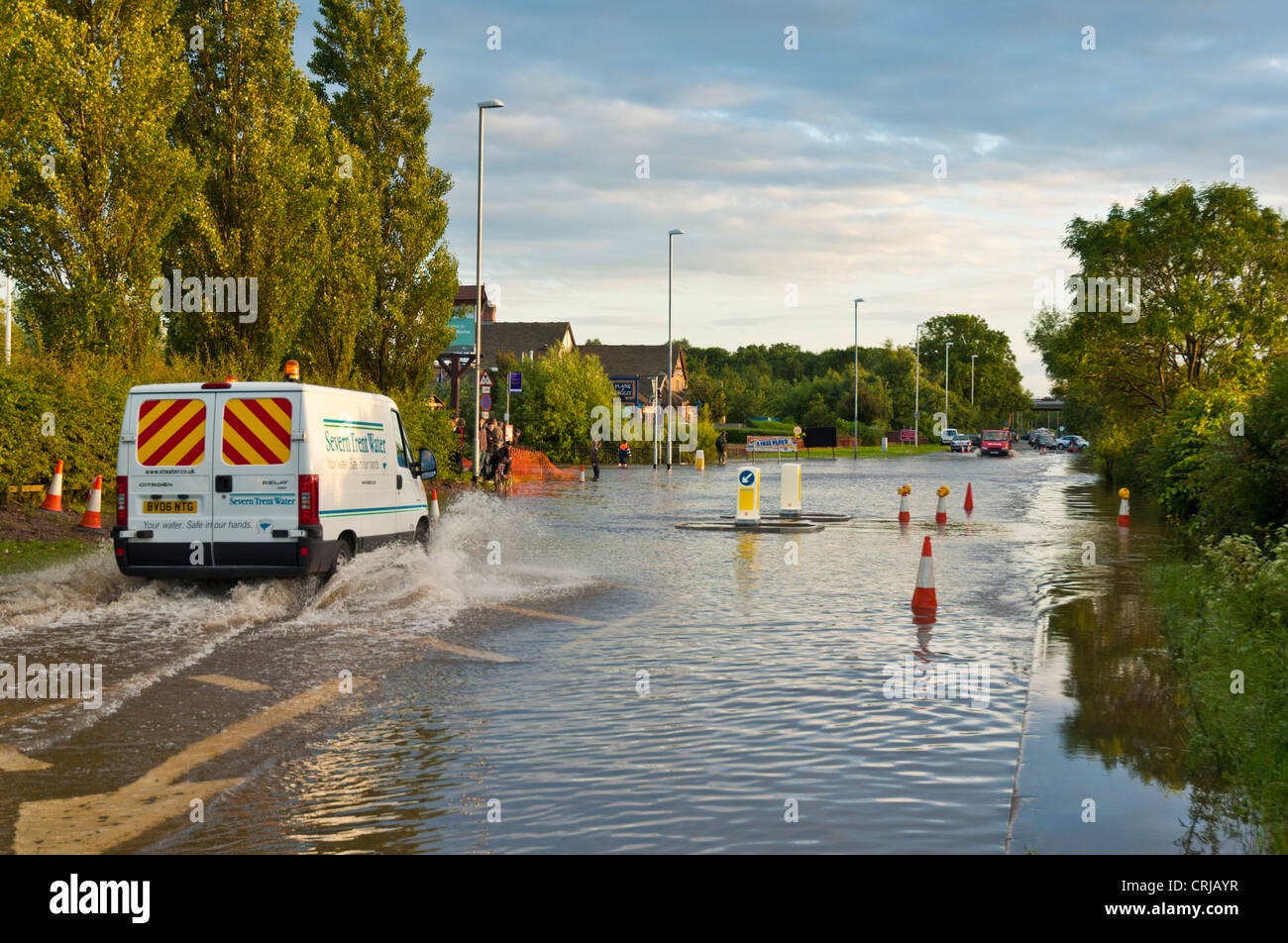 2007 überflutet EINEN Severn trent Wasserwagen, der durch eine Überschwemmung fährt Wasser auf einer geschlossenen Straße B6540 bei Sawley Marina Sawley Derbyshire England GB Europa Stockfoto