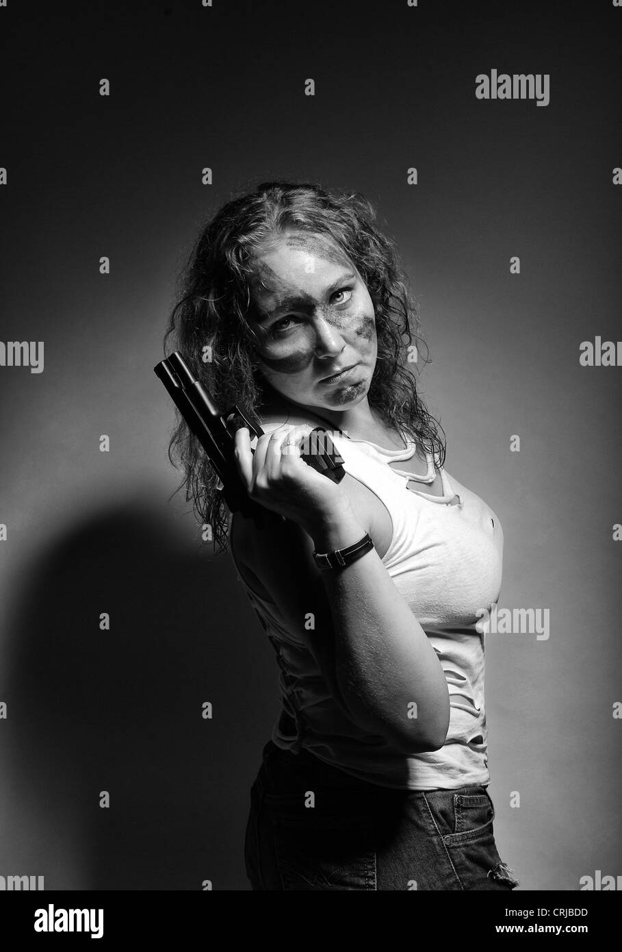 Schwere Frau mit einer Pistole Stockfoto