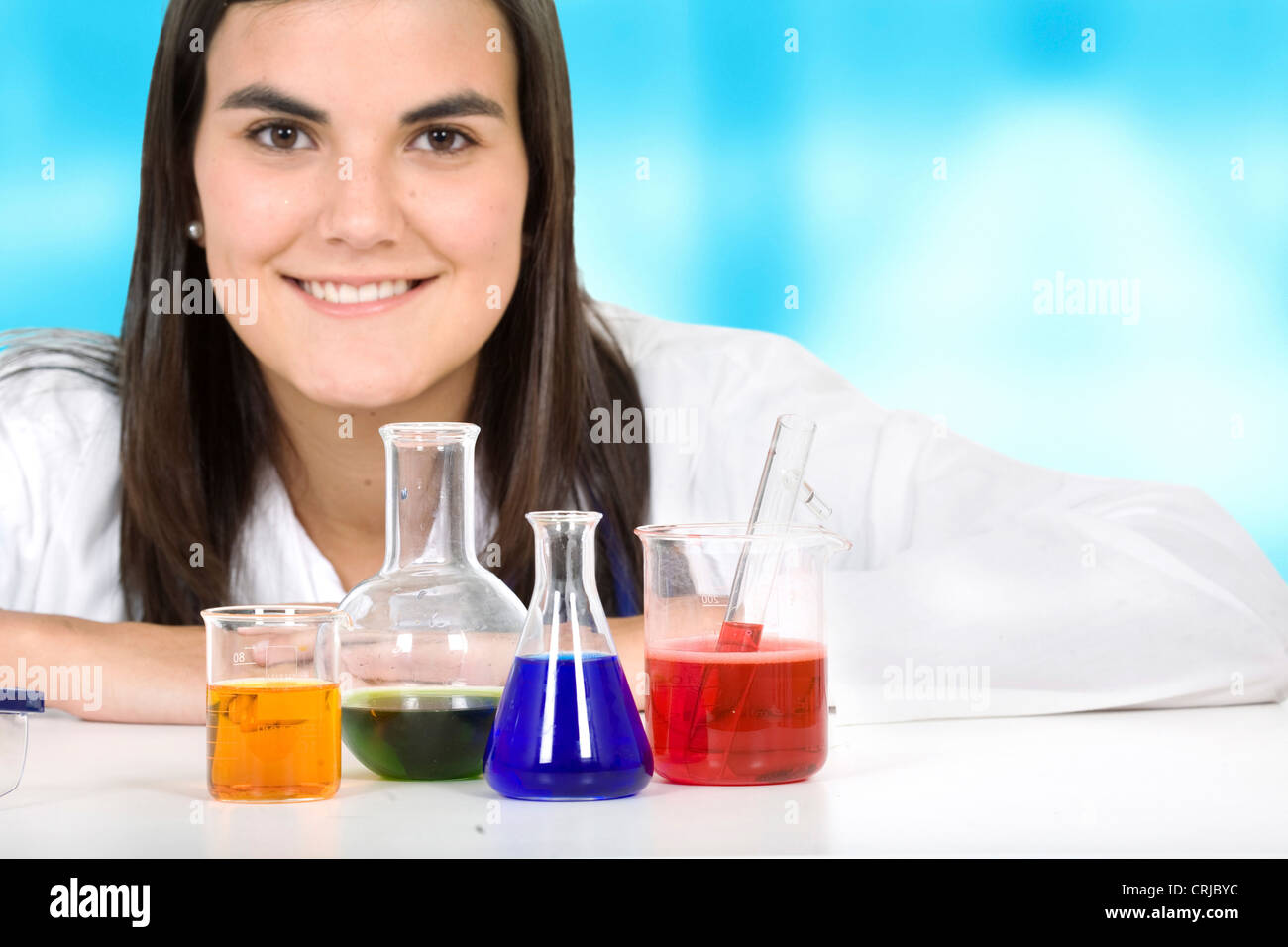 Weibchen mit Chemie-Objekte in einem Labor Stockfoto