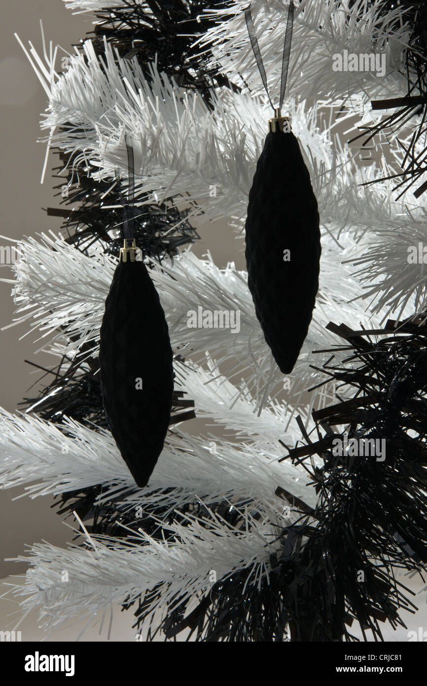 Detail der Baum geschmückt mit schwarzen Verzierungen bedeutet Traurigkeit oder Trauer zu Weihnachten Stockfoto