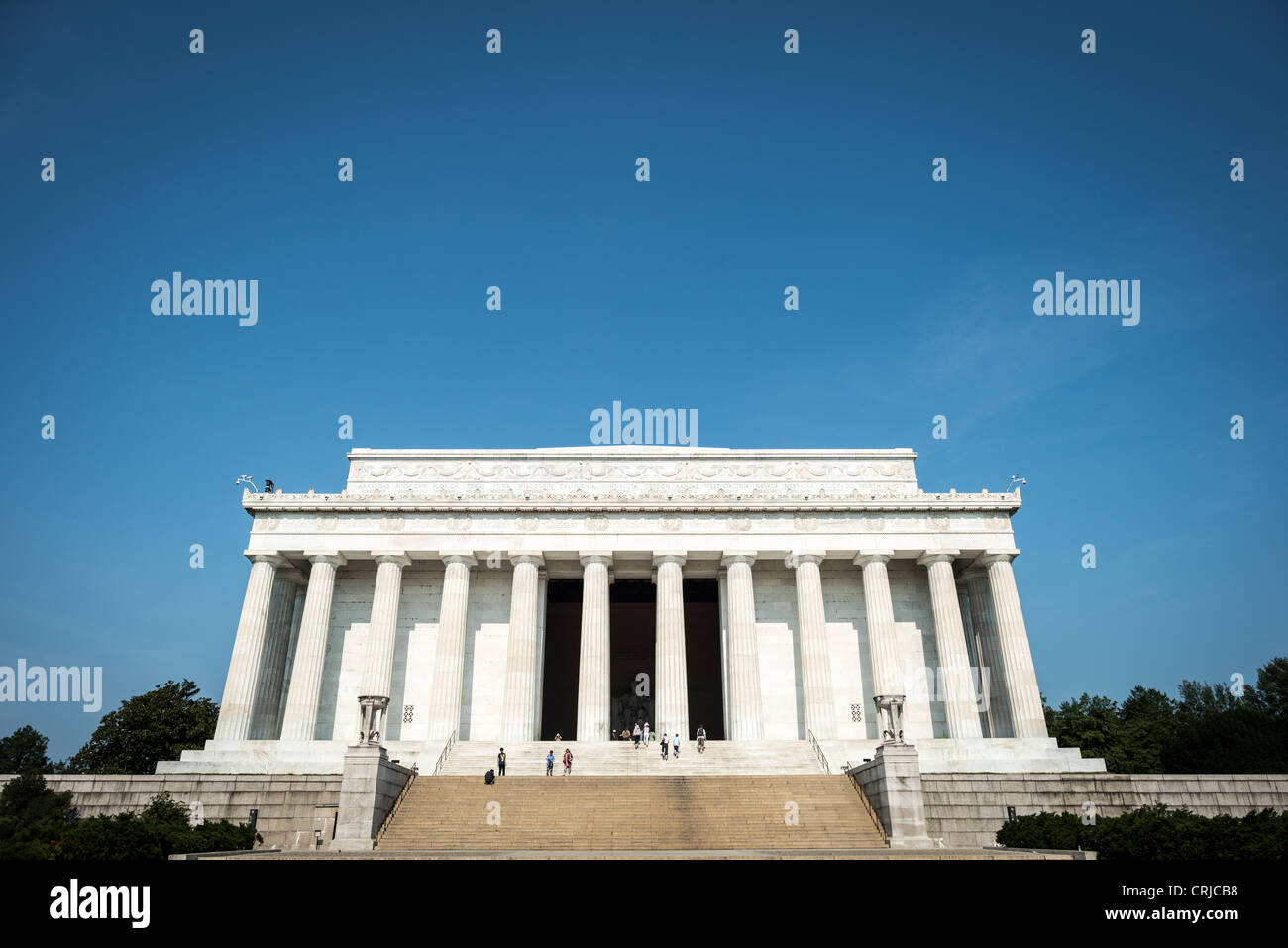 WASHINGTON DC, USA - Lincoln Memorial Äußere vordere Ansicht. Ansicht direkt von der Vorderseite des Lincoln Memorial an einem sonnigen Tag mit einem klaren blauen Himmel. Mit Copyspace. Stockfoto