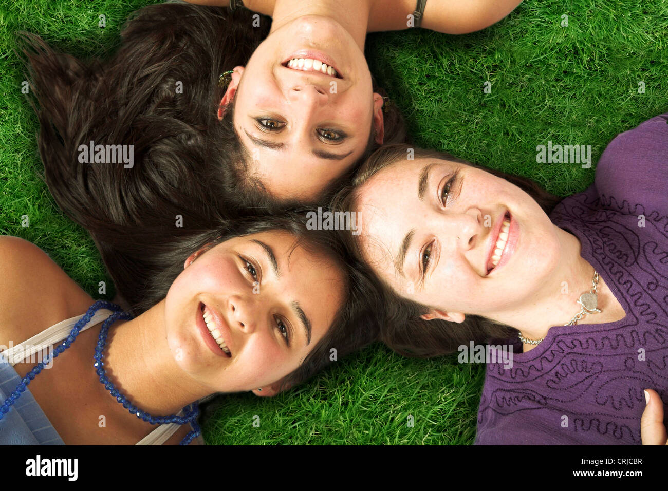 schöne Mädchen auf einer Wiese liegend Stockfoto