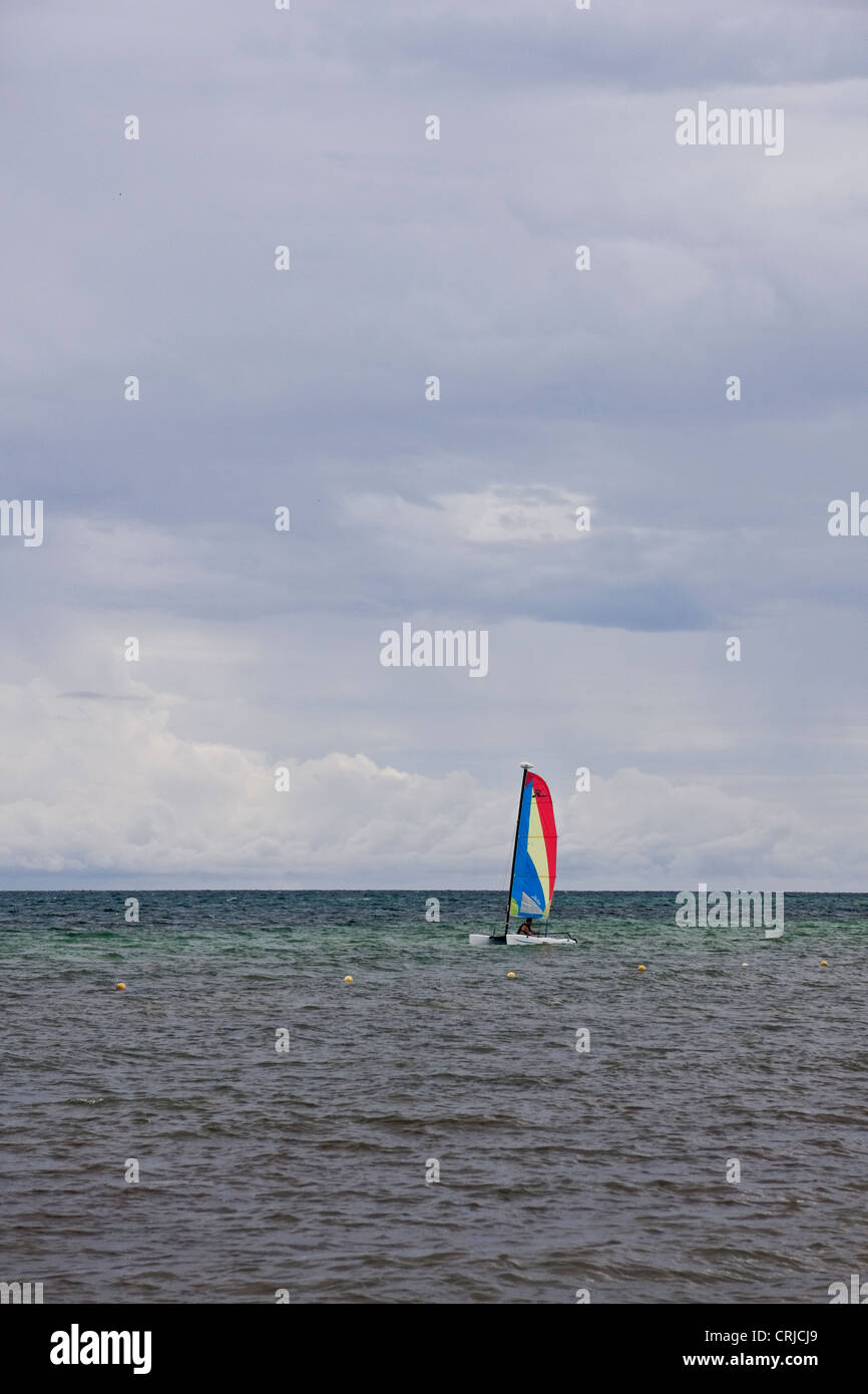 Porträtfoto von einem kleinen Segelschiff an der mexikanischen Riviera Stockfoto