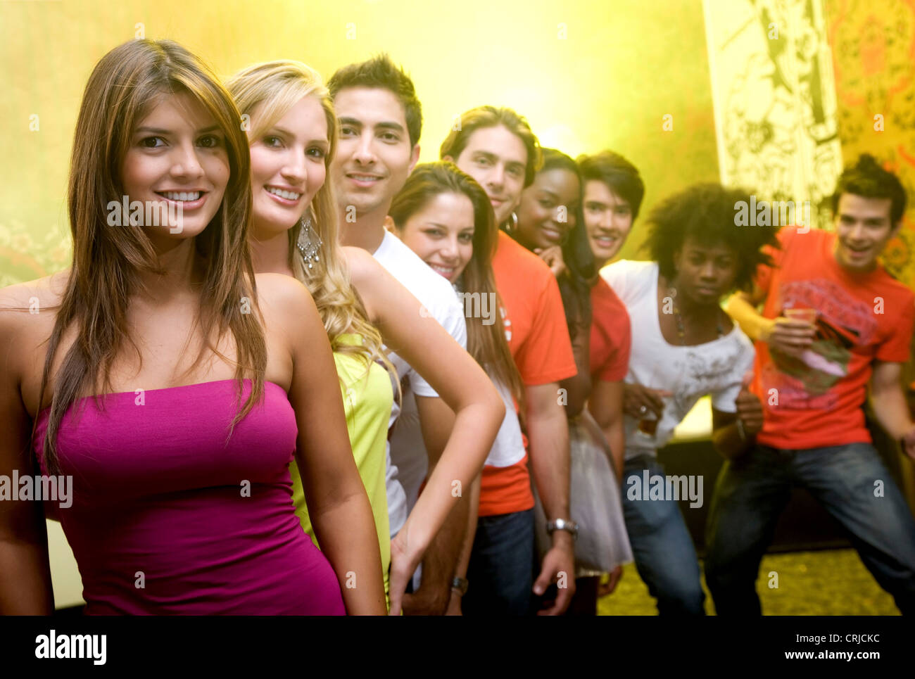 Gruppe von Menschen in einer Bar oder Diskothek auf einer party Stockfoto