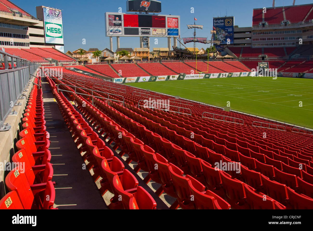 Roten Stadionsitze im Raymond James Fußball Stadium in Tampa, Florida, wo  die Tampa Bay Buccaneers team spielt Stockfotografie - Alamy
