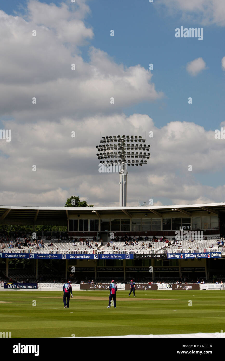 Eine Beleuchtung über dem Platz im Lords Cricket Ground wo spielten die West Indies Middlesex stehen. Stockfoto