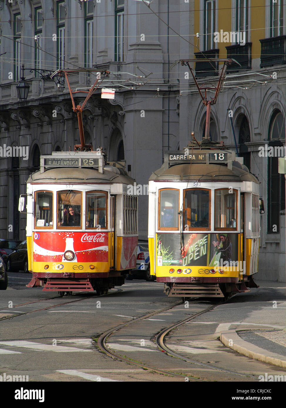 zwei Straßenbahnen treffen, Portugal, Lissabon Stockfoto