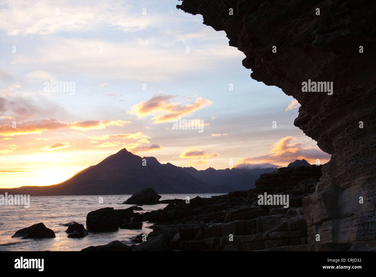 Die Cuillin Ridge auf der Isle Of Skye, Schottland, Großbritannien, von Elgol, bei Sonnenuntergang. Stockfoto