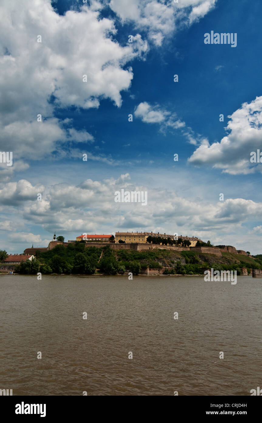 Petrovaradin Festung in der serbischen Stadt Novi Sad über eine Donau. Stockfoto