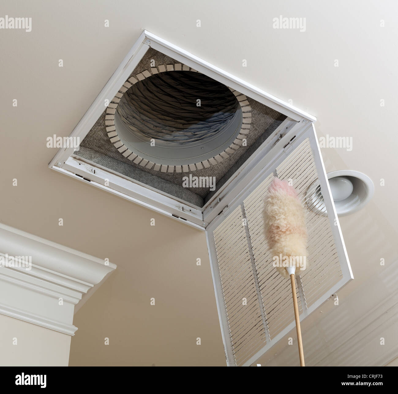 Die Entlüftung für Klimaanlage Filter in Decke des modernen Hauses abstauben Stockfoto