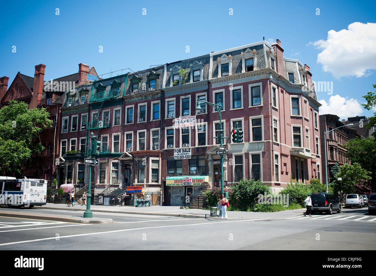 Befestigt die Häuserreihe an der Lenox Avenue im Stadtteil Harlem in New York Stockfoto