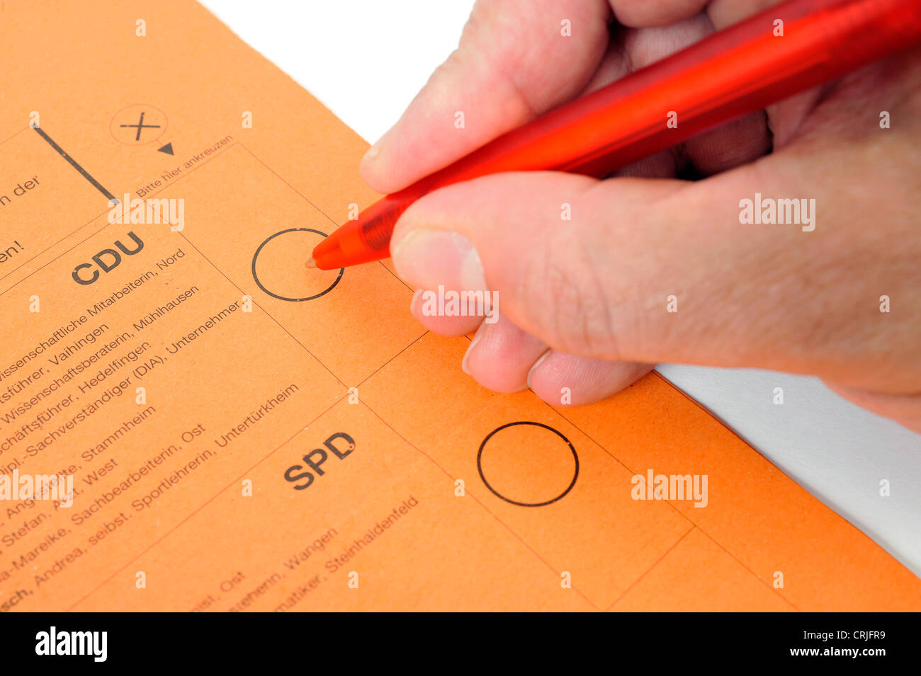 Stimmzettel mit Hand und Stift, CDU, SPD Stockfoto