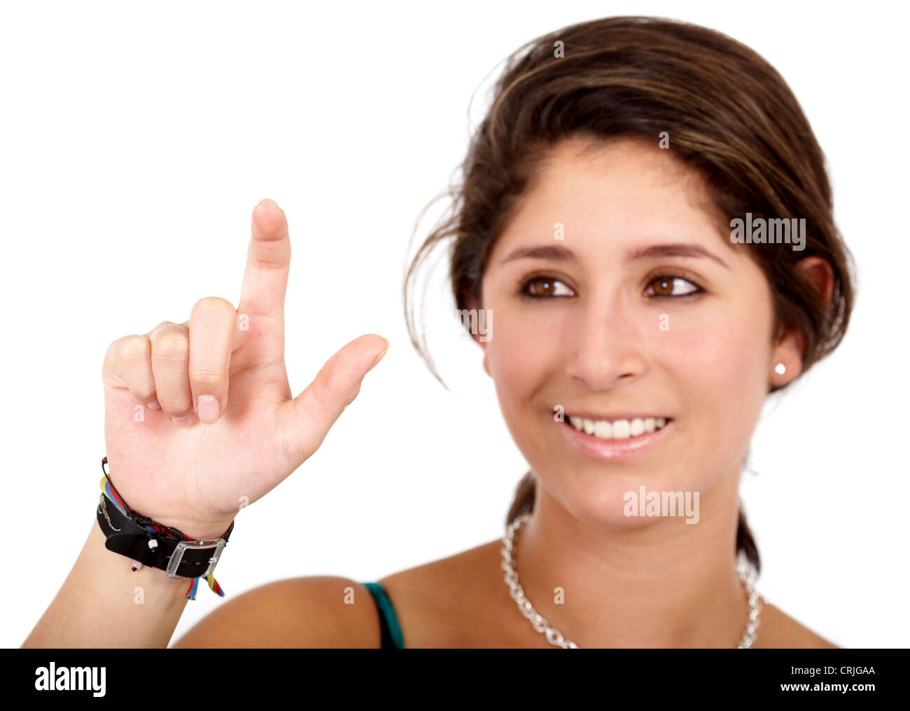 junge Frau, die etwas zu schreiben, auf einer imaginären Glasscheibe vor ihr mit ihrem Zeigefinger Stockfoto