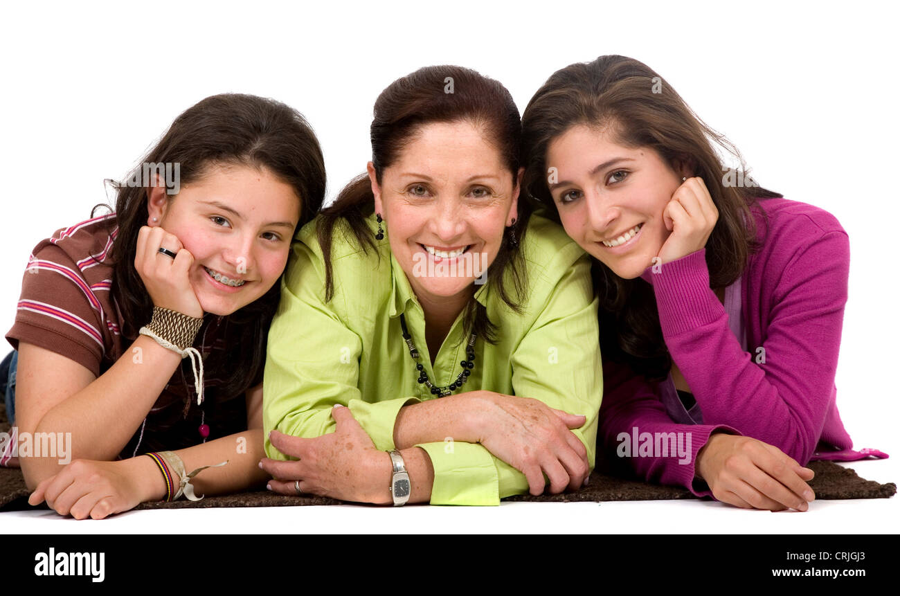Mutter mit ihren beiden Töchtern auf dem Boden liegend Stockfoto