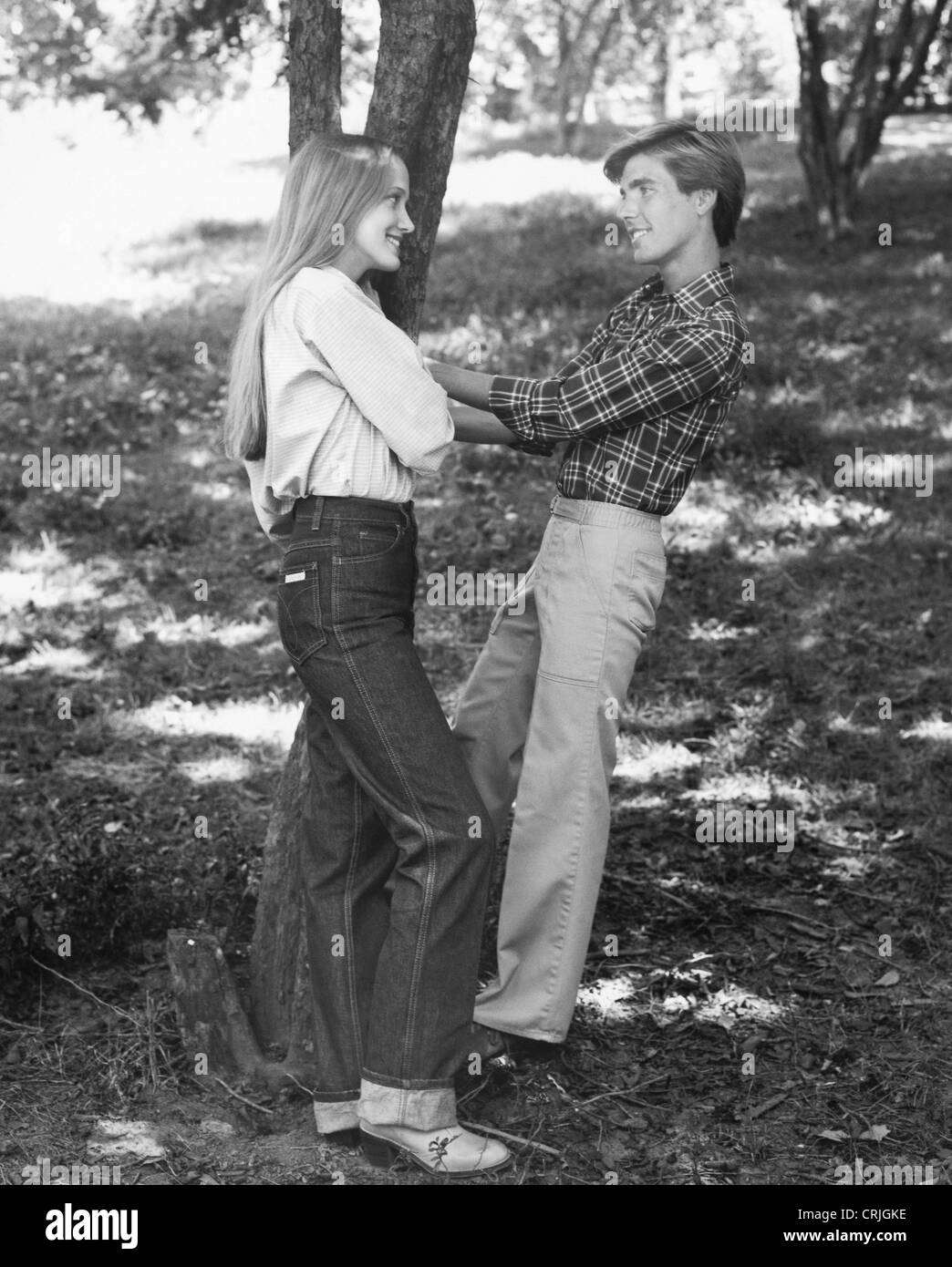 Junges Paar Stand durch einen Baum Stockfoto