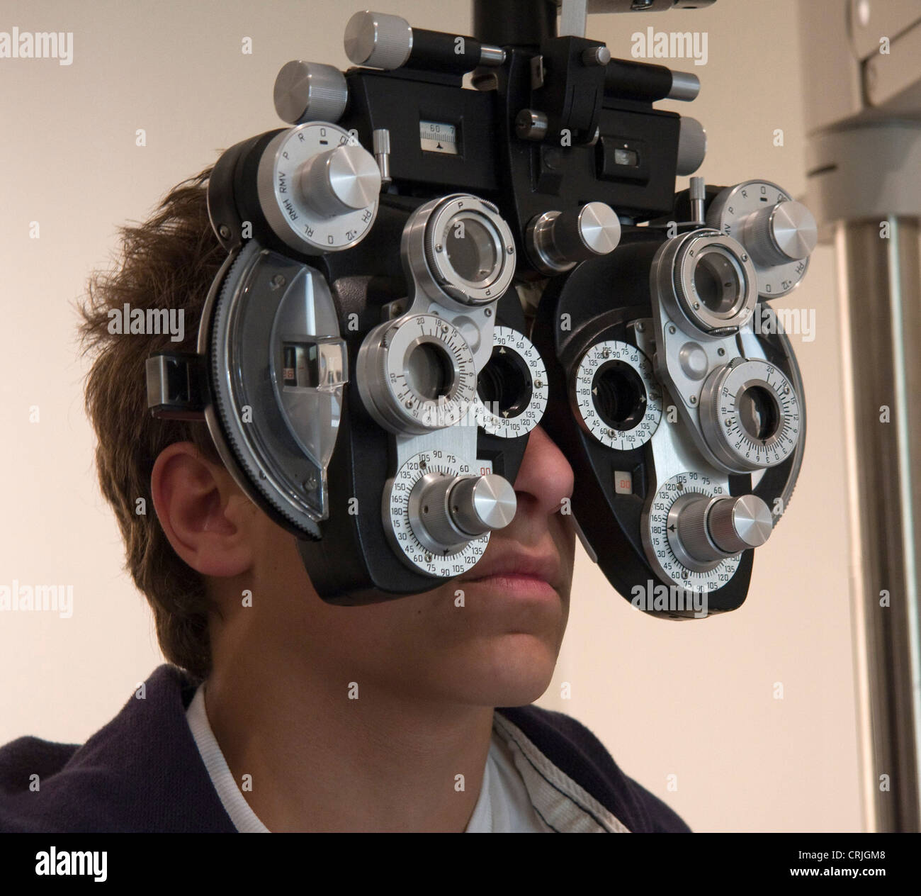 Mann beim Augenarzt für eine visuelle Prüfung Stockfoto