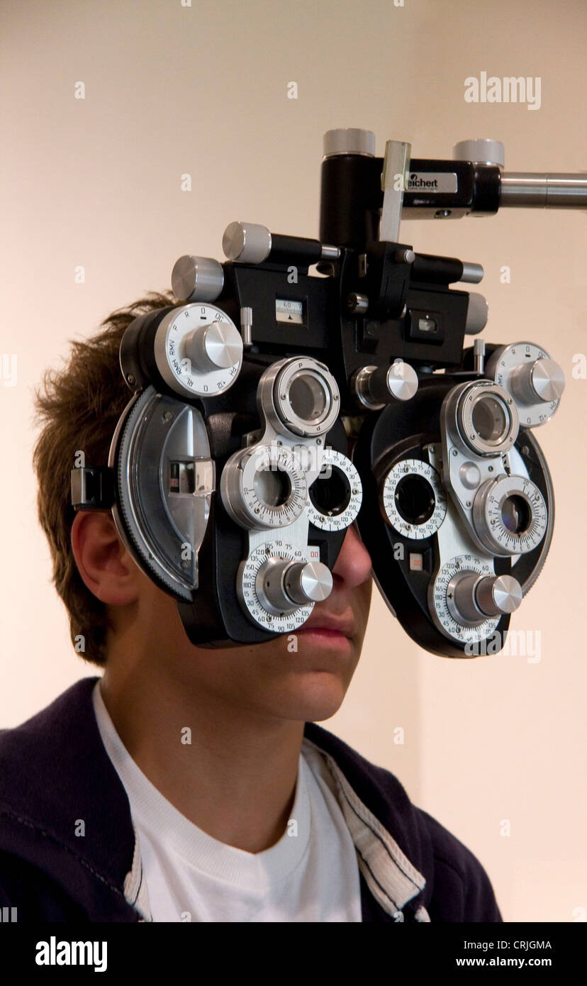 Mann beim Augenarzt für eine visuelle Prüfung Stockfoto