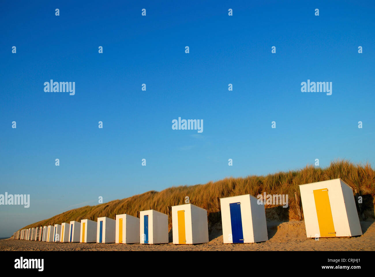 Reihe von Strandhütten am Sandstrand vor Düne, Niederlande, Zeeland, Cadzand Stockfoto