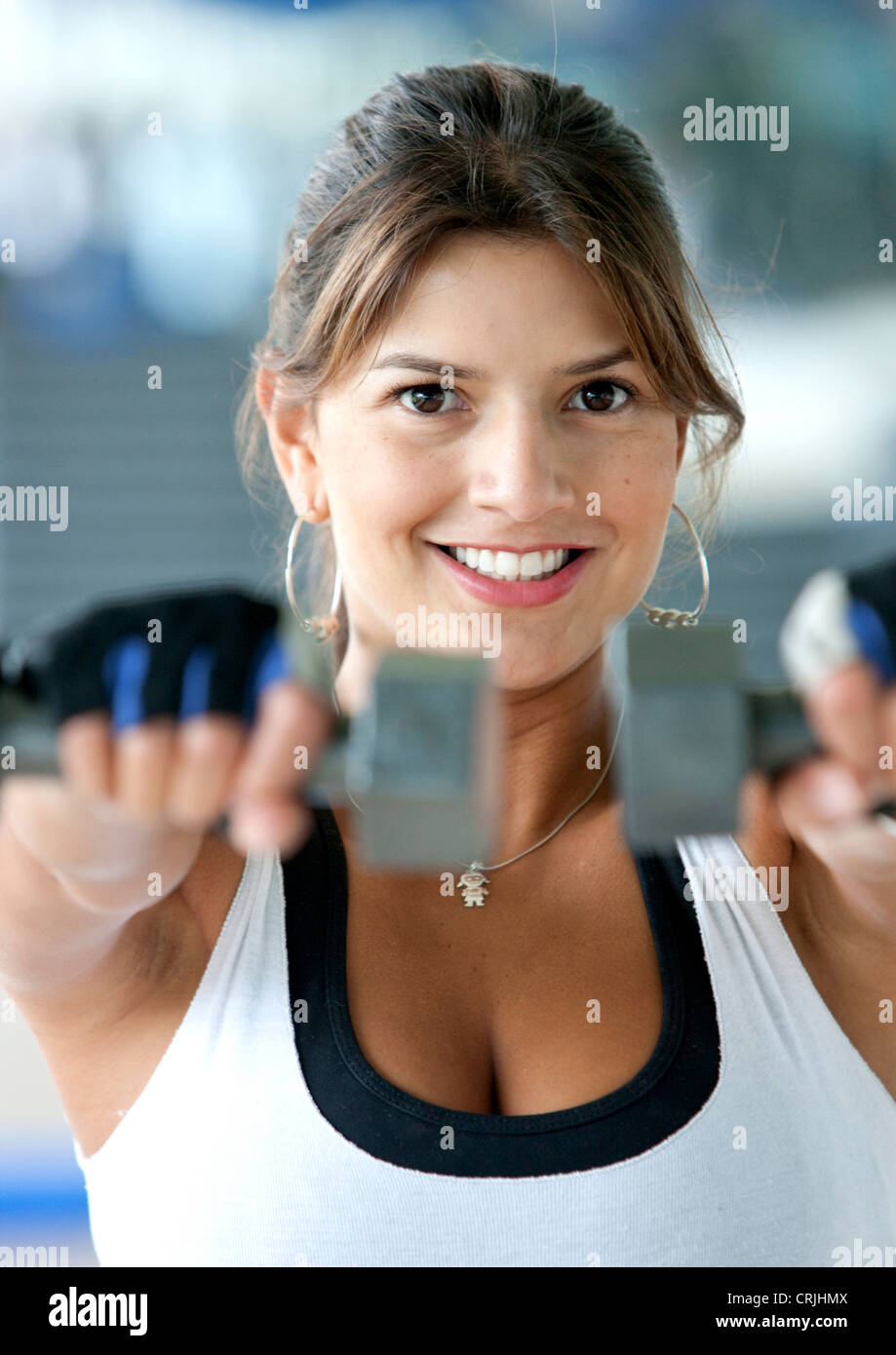 schöne Frau in der Turnhalle Training mit freien Gewichten Stockfoto