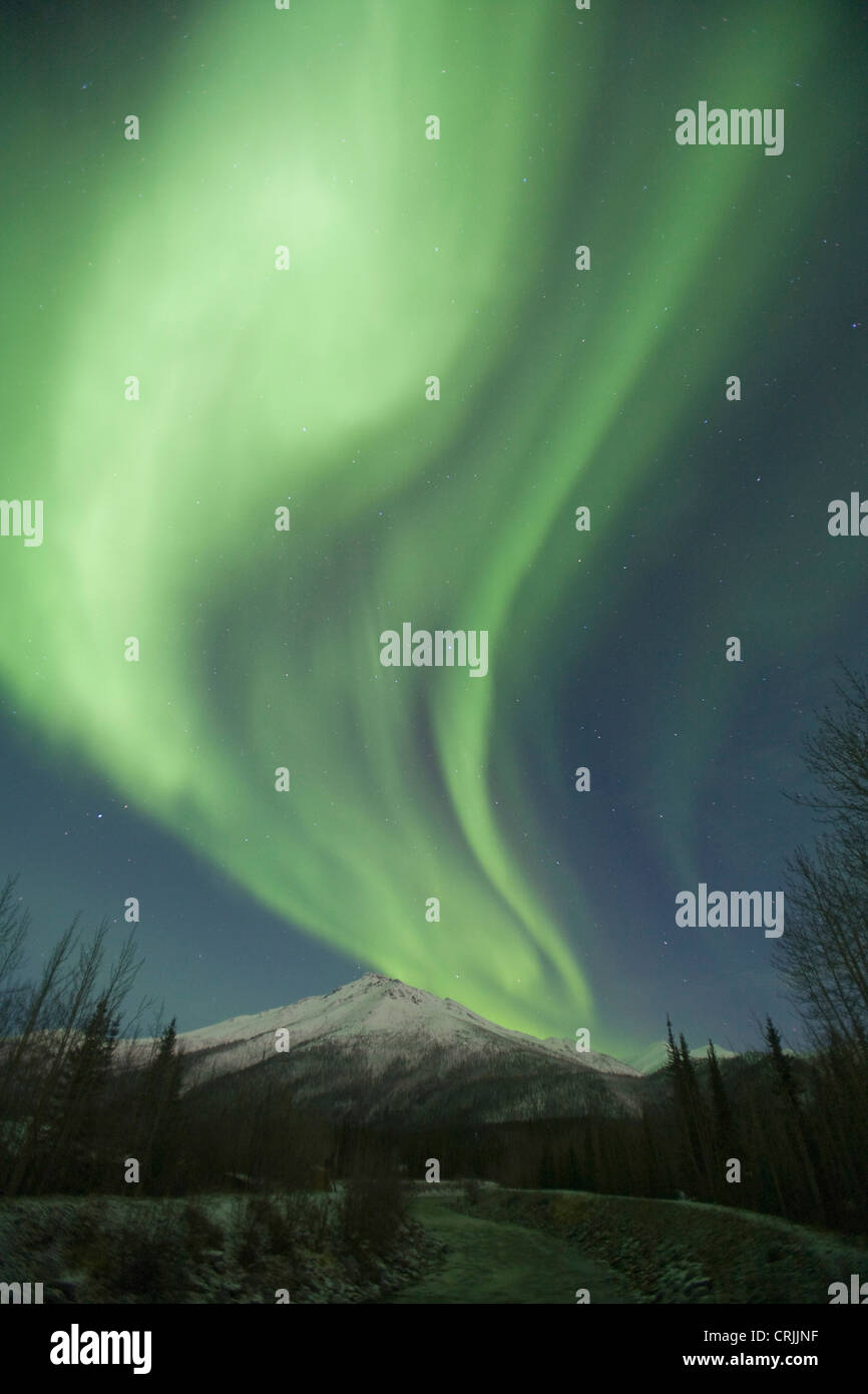 Aurora Borealis-Tanz in den Himmel über unbenannte Gipfel in der zentralen Brooks Range, nördlich des Polarkreises, Alaska Stockfoto