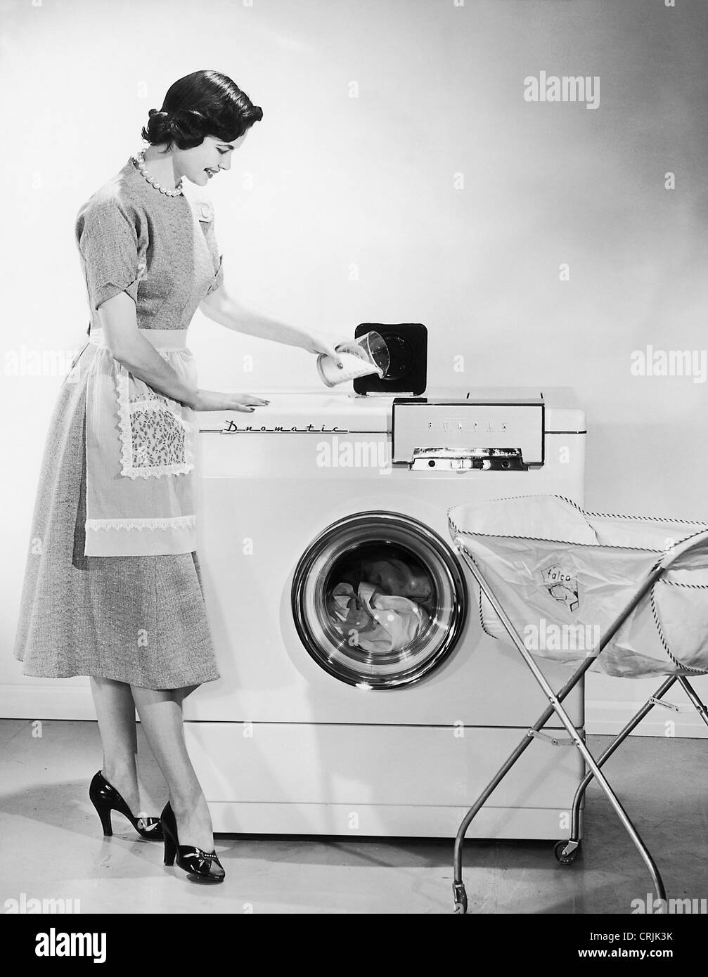 Hausfrau Waschen Wäsche Stockfoto