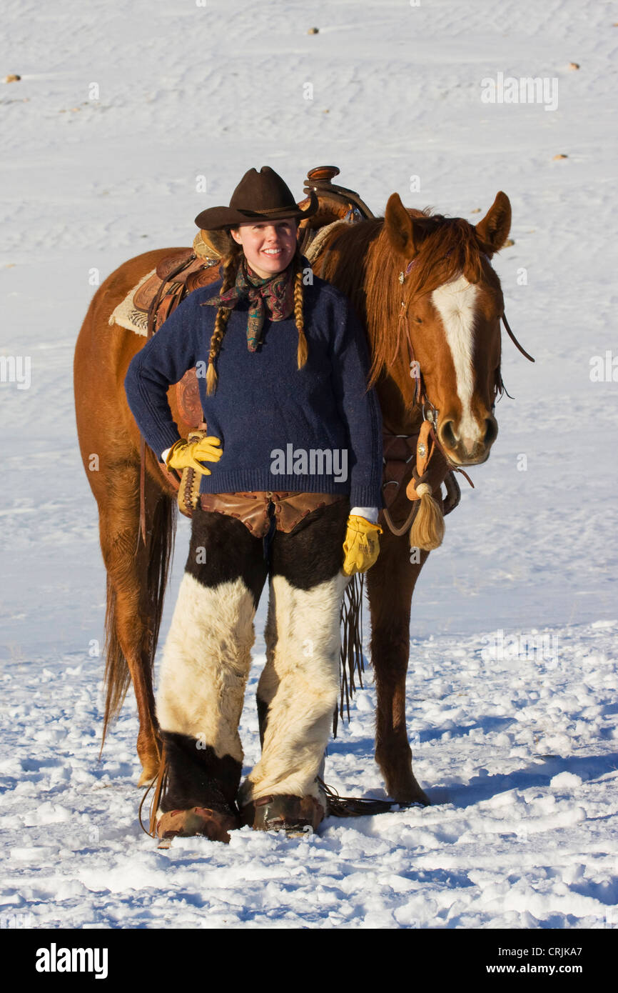 Nordamerika; USA; Wyoming; Schale; Cowgirl und ihr Pferd in den Schnee; (MR  Stockfotografie - Alamy