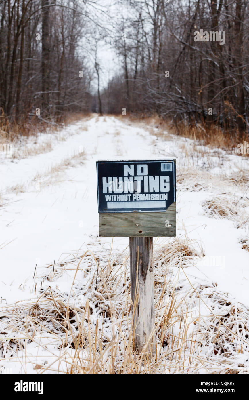 Keine Jagd ohne Erlaubnis ausgeschildert auf einem ländlichen Weg. Stockfoto