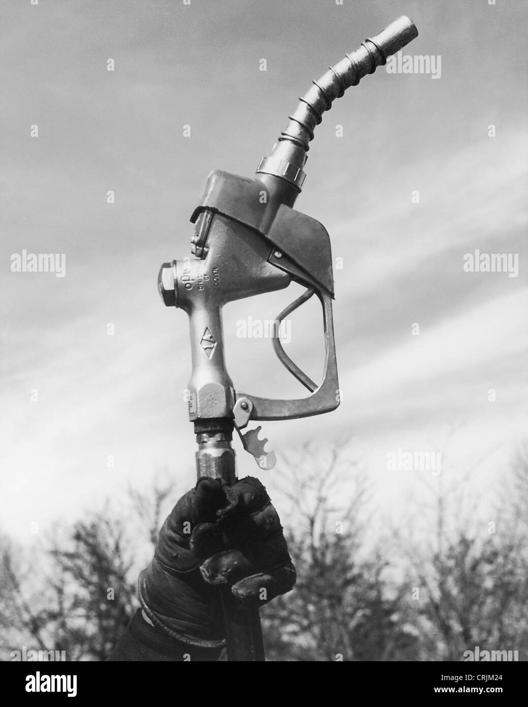 Hand hält Zapfsäule Stockfoto